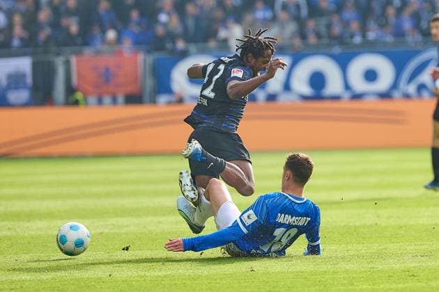 Rustikaler Einstieg von Philipp Foerster (SV Darmstadt 98, 18) gegen Deyovaisio Evan Zeefuik (Herta BSC, 42) GER, SV Darmstadt 98 gegen Herta BSC, Fussball, 2. Bundesliga, 12. Spieltag, Spielzeit 2024 2025, 09.11.24. DFL REGULATIONS PROHIBIT ANY USE OF PHOTOGRAPHS AS IMAGE SEQUENCES AND OR QUASI-VIDEO. GER, SV Darmstadt 98 gegen Herta BSC, Fussball, 2. Bundesliga, 12. Spieltag, Spielzeit 2024 2025, 09.11.24. Darmstadt