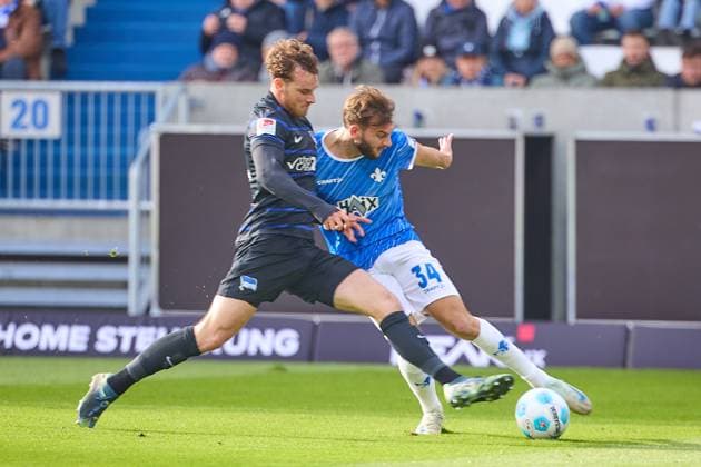 Zweikampf Flankenversuch zwischen Killian Julian Corredor (SV Darmstadt 98, 34) und Jonjoe Kenny (Herta BSC, 16) GER, SV Darmstadt 98 gegen Herta BSC, Fussball, 2. Bundesliga, 12. Spieltag, Spielzeit 2024 2025, 09.11.24. DFL REGULATIONS PROHIBIT ANY USE OF PHOTOGRAPHS AS IMAGE SEQUENCES AND OR QUASI-VIDEO. GER, SV Darmstadt 98 gegen Herta BSC, Fussball, 2. Bundesliga, 12. Spieltag, Spielzeit 2024 2025, 09.11.24. Darmstadt
