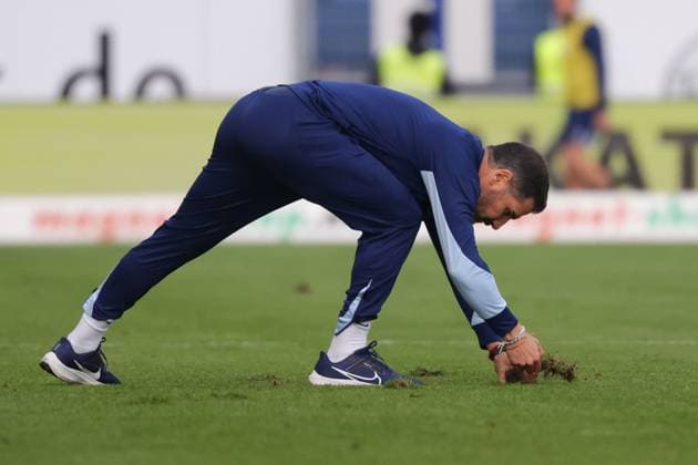 2024.11.09 xJFAx 2.Bundesliga SV Darmstadt 98 - Hertha BSC v.l., Trainer Cristian Fiel (Hertha BSC) flickt in der Verletzungspause den Rasen (DFL DFB REGULATIONS PROHIBIT ANY USE OF PHOTOGRAPHS as IMAGE SEQUENCES and or QUASI-VIDEO)