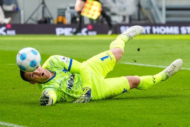 Torwart Marcel Schuhen (SV Darmstadt 98, 01) kann dem Ball nur hinterhersehen - 09.11.2024 2. Bundesliga, Saison 24 25: SV Darmstadt 98 vs Hertha BSC Berlin, Stadion am Boellenfalltor, emonline, emspor,