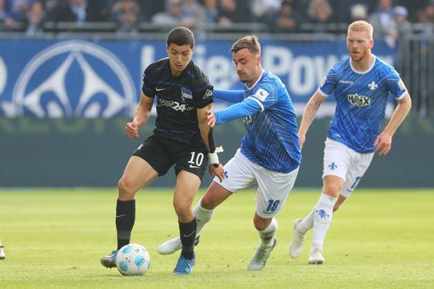 09.11.2024, xtvx, Fussball 2.Bundesliga, SV Darmstadt 98 - Hertha BSC Berlin emspor, v.l. Zweikampf, Duell, duel, tackle, compete Ibrahim Maza (Hertha BSC Berlin) Philipp Foerster (SV Darmstadt 98) (DFL DFB REGULATIONS PROHIBIT ANY USE OF PHOTOGRAPHS as IMAGE SEQUENCES and or QUASI-VIDEO) Darmstadt
