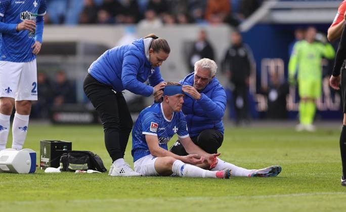 09.11.2024, xdcx, Fussball 2. Bundesliga, SV Darmstadt 98 - Hertha BSC Berlin, emonline, emspor, despor, v.l., Isac Lidberg (SV Darmstadt 98) wird aufgrund einer Platzwunde am Kopf behandelt DFL DFB REGULATIONS PROHIBIT ANY USE OF PHOTOGRAPHS AS IMAGE SEQUENCES AND OR QUASI-VIDEO.