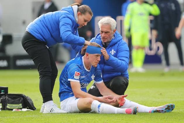Bilder des Jahres 2024, Sport 11 November Sport Themen der Woche KW45 Sport Bilder des Tages 09.11.2024, xtvx, Fussball 2.Bundesliga, SV Darmstadt 98 - Hertha BSC Berlin emspor, v.l. Verletzung Isac Lidberg (SV Darmstadt 98) (DFL DFB REGULATIONS PROHIBIT ANY USE OF PHOTOGRAPHS as IMAGE SEQUENCES and or QUASI-VIDEO) Darmstadt *** 09 11 2024, xtvx, Soccer 2 Bundesliga, SV Darmstadt 98 Hertha BSC Berlin emspor, v l violation Isac Lidberg SV Darmstadt 98 DFL DFB REGULATIONS PROHIBIT ANY USE OF PHOTOGRAPHS as IMAGE SEQUENCES and or QUASI VIDEO Darmstadt