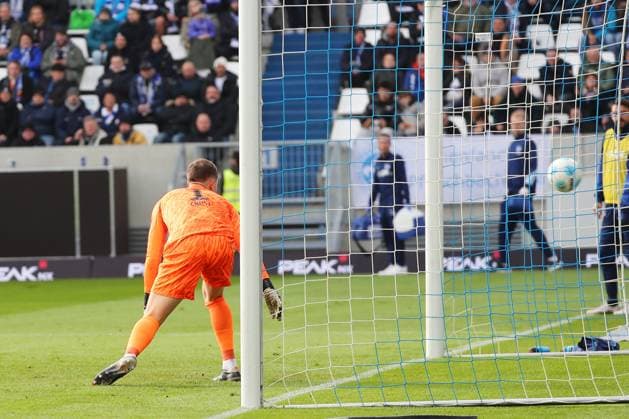 09.11.2024, xtvx, Fussball 2.Bundesliga, SV Darmstadt 98 - Hertha BSC Berlin emspor, v.l. Goal scored, Tor zum 1:1 Philipp Foerster (SV Darmstadt 98) Torwart Tjark Ernst (Hertha BSC Berlin) (DFL DFB REGULATIONS PROHIBIT ANY USE OF PHOTOGRAPHS as IMAGE SEQUENCES and or QUASI-VIDEO) Darmstadt
