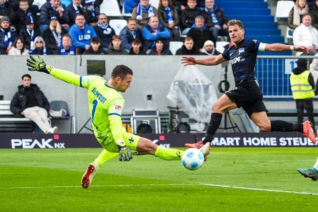 Torwart Marcel Schuhen (SV Darmstadt 98, 01) rettet gegen Florian Niederlechner (Hertha BSC Berlin, 7) - 09.11.2024 2. Bundesliga, Saison 24 25: SV Darmstadt 98 vs Hertha BSC Berlin, Stadion am Boellenfalltor, emonline, emspor,
