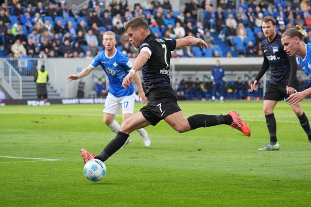 Florian Niederlechner (Hertha BSC Berlin, 7) zieht ab - 09.11.2024 2. Bundesliga, Saison 24 25: SV Darmstadt 98 vs Hertha BSC Berlin, Stadion am Boellenfalltor, emonline, emspor,