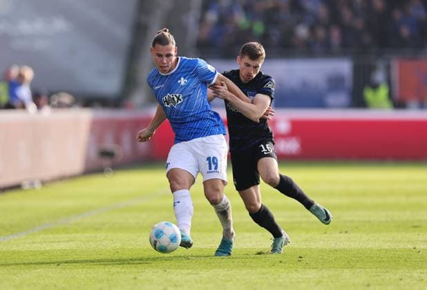 09.11.2024, xdcx, Fussball 2. Bundesliga, SV Darmstadt 98 - Hertha BSC Berlin, emonline, emspor, despor, v.l., Fynn Lakenmacher (SV Darmstadt 98), Jonjoe Kelly (Hertha BSC Berlin) DFL DFB REGULATIONS PROHIBIT ANY USE OF PHOTOGRAPHS AS IMAGE SEQUENCES AND OR QUASI-VIDEO.