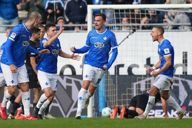 Philipp Förster (SV Darmstadt 98, 18) zieht ab und erzielt das Tor zum 1:1, Gustav Christensen (Hertha BSC Berlin, 26) fälscht unhaltbar ab, celebrate the goal, Torjubel zum 1:1 - 09.11.2024 2. Bundesliga, Saison 24 25: SV Darmstadt 98 vs Hertha BSC Berlin, Stadion am Boellenfalltor, emonline, emspor,