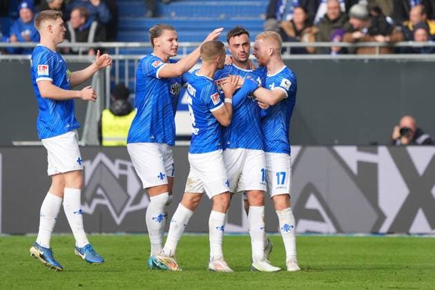 celebrate the goal, Torjubel zum 1:1 Philipp Förster (SV Darmstadt 98, 18) - 09.11.2024 2. Bundesliga, Saison 24 25: SV Darmstadt 98 vs Hertha BSC Berlin, Stadion am Boellenfalltor, emonline, emspor,