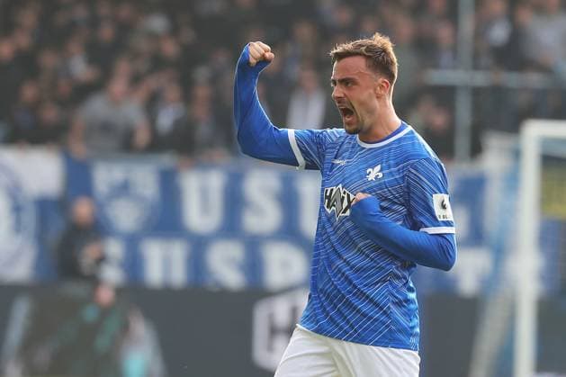 09.11.2024, xtvx, Fussball 2.Bundesliga, SV Darmstadt 98 - Hertha BSC Berlin emspor, v.l. Goal scored, Tor zum 1:1 Philipp Foerster (SV Darmstadt 98) Philipp Foerster (SV Darmstadt 98) Torjubel, Goal celebration, celebrate the goal, celebrates scoring (DFL DFB REGULATIONS PROHIBIT ANY USE OF PHOTOGRAPHS as IMAGE SEQUENCES and or QUASI-VIDEO) Darmstadt