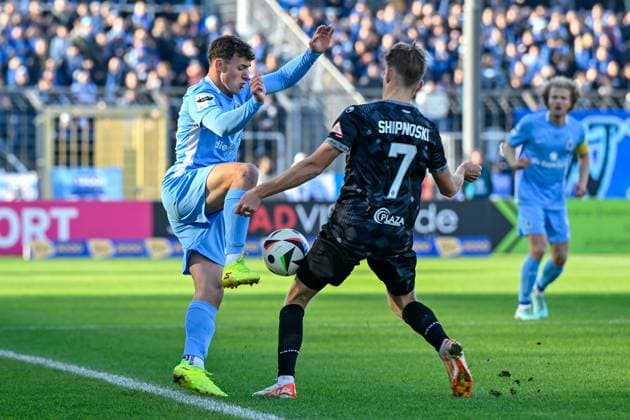v.li.: Lukas Reich (TSV 1860, 20) Nicklas Shipnoski (SVWM, 7) im Zweikampf, Duell, duel, tackle, Dynamik, Action, Aktion, 09.11.2024, München (Deutschland), Fussball, 3. Liga, TSV 1860 München - SV Waldhof Mannheim, DFB DFL REGULATIONS PROHIBIT ANY USE OF PHOTOGRAPHS AS IMAGE SEQUENCES AND OR QUASI-VIDEO.