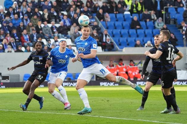 Kopfballchance Fynn Lakenmacher (SV Darmstadt 98, 19) - 09.11.2024 2. Bundesliga, Saison 24 25: SV Darmstadt 98 vs Hertha BSC Berlin, Stadion am Boellenfalltor, emonline, emspor,