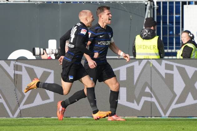 Jon Dagur Thorsteinsson (Hertha BSC Berlin, 24) und Florian Niederlechner (Hertha BSC Berlin, 7) jubeln, aber der VAR erkennt den Treffer nicht an - 09.11.2024 2. Bundesliga, Saison 24 25: SV Darmstadt 98 vs Hertha BSC Berlin, Stadion am Boellenfalltor, emonline, emspor,