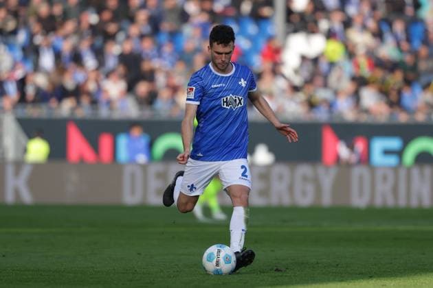 2024.11.09 xJFAx 2.Bundesliga SV Darmstadt 98 - Hertha BSC v.l., Sergio Lopez (SV Darmstadt 98) am Ball, Freisteller, Einzelbild, Ganzkörper, Aktion, Action, Spielszene (DFL DFB REGULATIONS PROHIBIT ANY USE OF PHOTOGRAPHS as IMAGE SEQUENCES and or QUASI-VIDEO)