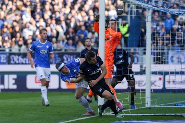 2024.11.09 xJFAx 2.Bundesliga SV Darmstadt 98 - Hertha BSC v.l., Isac Alexi Sivert Lidberg (SV Darmstadt 98) köpft das Tor zum 2:1, Florian Niederlechner (Hertha BSC), Torwart Tjark Ernst (Hertha BSC) (DFL DFB REGULATIONS PROHIBIT ANY USE OF PHOTOGRAPHS as IMAGE SEQUENCES and or QUASI-VIDEO)