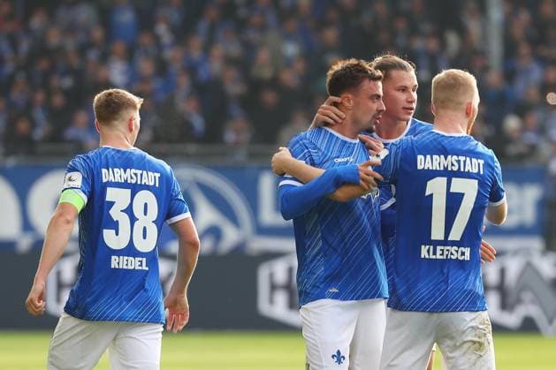 09.11.2024, xtvx, Fussball 2.Bundesliga, SV Darmstadt 98 - Hertha BSC Berlin emspor, v.l. Goal scored, Tor zum 1:1 Philipp Foerster (SV Darmstadt 98) Philipp Foerster (SV Darmstadt 98) Torjubel, Goal celebration, celebrate the goal, celebrates scoring Philipp Foerster (SV Darmstadt 98) Kai Klefisch (SV Darmstadt 98) (DFL DFB REGULATIONS PROHIBIT ANY USE OF PHOTOGRAPHS as IMAGE SEQUENCES and or QUASI-VIDEO) Darmstadt