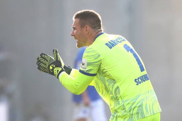 09.11.2024, xtvx, Fussball 2.Bundesliga, SV Darmstadt 98 - Hertha BSC Berlin emspor, v.l. Torwart Marcel Schuhen (SV Darmstadt 98) gibt Anweisungen, gestikuliert, mit den Armen gestikulieren gives instructions, gesticulates (DFL DFB REGULATIONS PROHIBIT ANY USE OF PHOTOGRAPHS as IMAGE SEQUENCES and or QUASI-VIDEO) Darmstadt