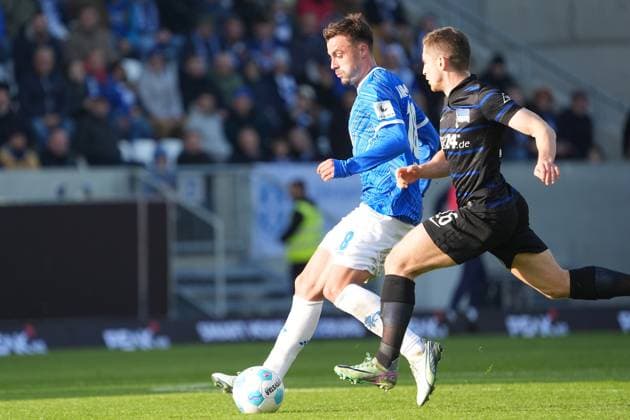 Philipp Förster (SV Darmstadt 98, 18) gegen Jonjoe Kenny (Hertha BSC Berlin, 16) - 09.11.2024 2. Bundesliga, Saison 24 25: SV Darmstadt 98 vs Hertha BSC Berlin, Stadion am Boellenfalltor, emonline, emspor,