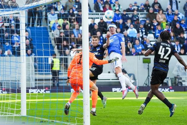 Isac Lidberg (SV Darmstadt 98, 07) erzielt ein Kopfballtor mit dem Turban wegen einer Platzwunde am Kopf zum 2:1 - 09.11.2024 2. Bundesliga, Saison 24 25: SV Darmstadt 98 vs Hertha BSC Berlin, Stadion am Boellenfalltor, emonline, emspor,