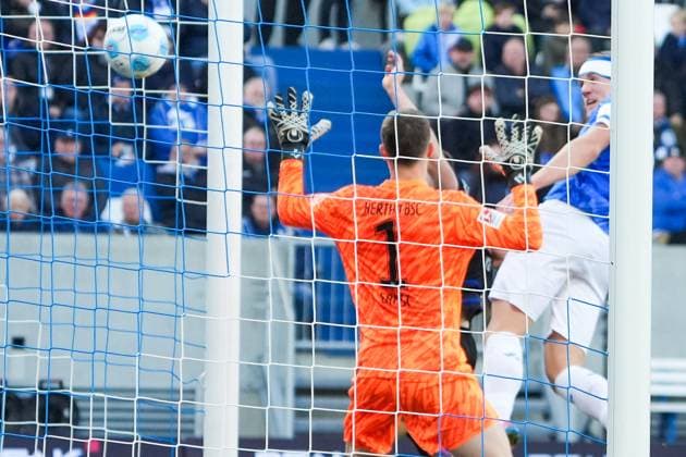 Isac Lidberg (SV Darmstadt 98, 07) erzielt ein Kopfballtor mit dem Turban wegen einer Platzwunde am Kopf zum 2:1 - 09.11.2024 2. Bundesliga, Saison 24 25: SV Darmstadt 98 vs Hertha BSC Berlin, Stadion am Boellenfalltor, emonline, emspor,