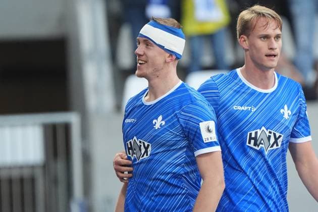 Isac Lidberg (SV Darmstadt 98, 07) erzielt ein Kopfballtor mit dem Turban wegen einer Platzwunde am Kopf zum 2:1 und jubelt - 09.11.2024 2. Bundesliga, Saison 24 25: SV Darmstadt 98 vs Hertha BSC Berlin, Stadion am Boellenfalltor, emonline, emspor,