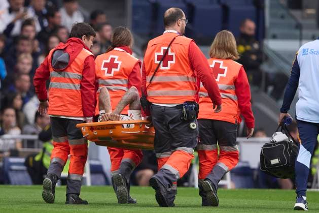 Bilder des Jahres 2024, Sport 11 November Sport Themen der Woche KW45 Eder Militao (Real Madrid CF) lies injured on the pitch during the LaLiga match between Real Madrid and CA Osasuna at Santiago BernabÃ u on November 9, 2024 in Madrid, Spain. (Photo by Manu Reino DeFodi Images) not used in POL SRB CRO FRA GBR NED ITA USA Defodi-071_RMCOSA20241109_042 *** Eder Militao Real Madrid CF lies injured on the pitch during the LaLiga match between Real Madrid and CA Osasuna at Santiago BernabÃ u on November 9, 2024 in Madrid, Spain Photo by Manu Reino DeFodi Images not used in POL SRB CRO FRA GBR NED ITA USA Defodi 071 RMCOSA20241109 042 Defodi-071 not used in POL SRB CRO FRA GBR NED ITA USA