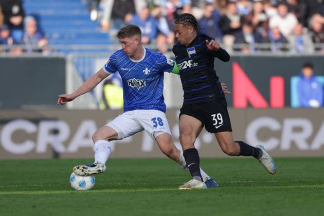 2024.11.09 xJFAx 2.Bundesliga SV Darmstadt 98 - Hertha BSC v.l., Clemens Riedel (SV Darmstadt 98), Derry Lionel Scherhant (Hertha BSC), Zweikampf, Action, Aktion, Battles for the Ball (DFL DFB REGULATIONS PROHIBIT ANY USE OF PHOTOGRAPHS as IMAGE SEQUENCES and or QUASI-VIDEO)