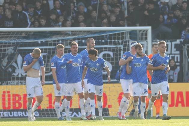 09.11.2024, xtvx, Fussball 2.Bundesliga, SV Darmstadt 98 - Hertha BSC Berlin emspor, v.l. Goal scored, Tor zum 2:1 Isac Lidberg (SV Darmstadt 98) Torjubel, Goal celebration, celebrate the goal, celebrates scoring (DFL DFB REGULATIONS PROHIBIT ANY USE OF PHOTOGRAPHS as IMAGE SEQUENCES and or QUASI-VIDEO) Darmstadt