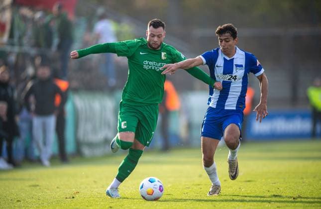 Fussball, Herren, Saison 2024 2025, Regionalliga Nordost (15. Spieltag), Hertha BSC II - BSG Chemie Leipzig, v.l. Janik Mäder (Chemie Leipzig), Eliyas Strasner (Hertha BSC II), 09.11. 2024,