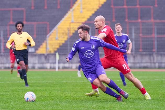 Elias Herzig (24, TSV Schwaben Augsburg) und Alem Japaur (11, Würzburger Kickers) beim Spiel TSV Schwaben Augsburg v Würzburger Kickers, Fußball, Herren, Regionalliga Bayern 2024 2025, 19.Spieltag am 09.11.2024 in Augsburg, Rosenaustadion. Bayern Deutschland