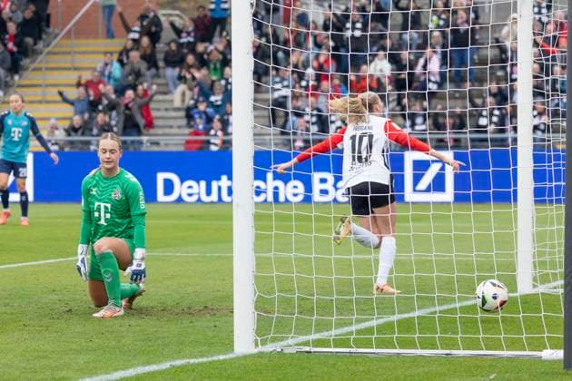 Google Pixel Frauen Bundesliga: Eintracht Frankfurt - 1. FC Köln, 09.11.2024 Laura Freigang (Eintracht Frankfurt 10) jubelt über ihren Treffer zum 1:0 zur 1:0 Führung & Josefine Osigus (1. FC Köln 24) ist traurig, Eintracht Frankfurt - 1. FC Köln, Frankfurt, Stadion am Brentanobad, 9.11.2024 Copyright: xBEAUTIFULxSPORTS Gawlikx