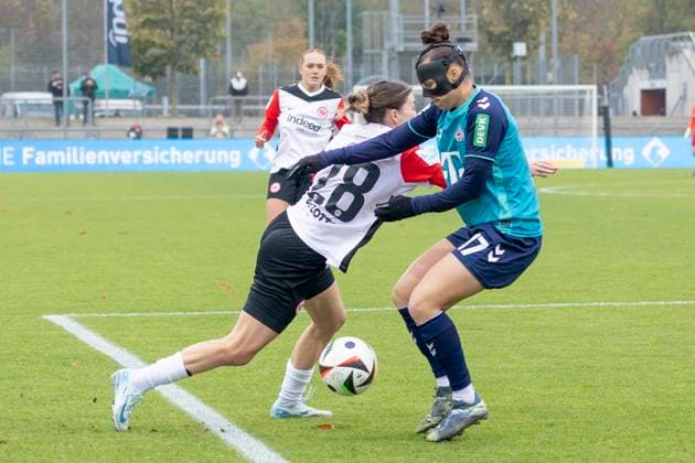 Google Pixel Frauen Bundesliga: Eintracht Frankfurt - 1. FC Köln, 09.11.2024 Barbara Dunst (Eintracht Frankfurt 28) & Nicole Billa (1. FC Köln 17) im Zweikampf um den Ball, Eintracht Frankfurt - 1. FC Köln, Frankfurt, Stadion am Brentanobad, 9.11.2024 Copyright: xBEAUTIFULxSPORTS Gawlikx