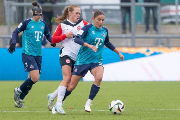 Google Pixel Frauen Bundesliga: Eintracht Frankfurt - 1. FC Köln, 09.11.2024 Lisanne Gräwe (Eintracht Frankfurt 8) & Laura Feiersinger (1. FC Köln 27) im Zweikampf um den Ball, Eintracht Frankfurt - 1. FC Köln, Frankfurt, Stadion am Brentanobad, 9.11.2024 Copyright: xBEAUTIFULxSPORTS Gawlikx