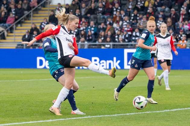 Google Pixel Frauen Bundesliga: Eintracht Frankfurt - 1. FC Köln, 09.11.2024 Laura Freigang (Eintracht Frankfurt 10) schießt den bal zum 1:0 ins Tor, Führung, Torschuss, Eintracht Frankfurt - 1. FC Köln, Frankfurt, Stadion am Brentanobad, 9.11.2024 Copyright: xBEAUTIFULxSPORTS Gawlikx
