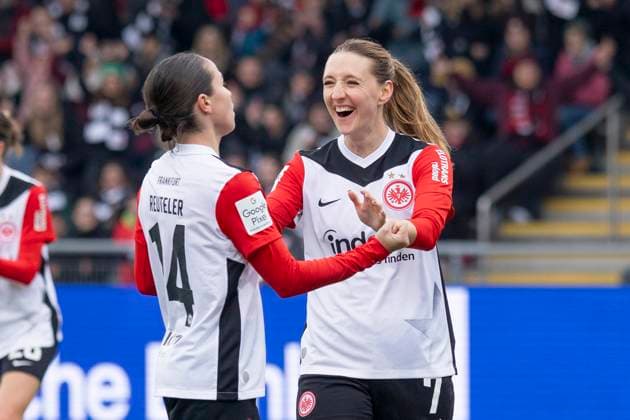Google Pixel Frauen Bundesliga: Eintracht Frankfurt - 1. FC Köln, 09.11.2024 Lara Prasnikar (Eintracht Frankfurt 7) freut sich für Geraldine Reuteler (Eintracht Frankfurt 14) die das Tor zum 3:0 erzielte, Eintracht Frankfurt - 1. FC Köln, Frankfurt, Stadion am Brentanobad, 9.11.2024 Copyright: xBEAUTIFULxSPORTS Gawlikx
