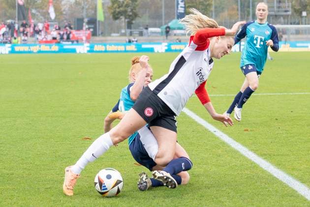 Google Pixel Frauen Bundesliga: Eintracht Frankfurt - 1. FC Köln, 09.11.2024 Laura Vogt (1. FC Köln 8) & Laura Freigang (Eintracht Frankfurt 10) im Kampf um den Ball, Eintracht Frankfurt - 1. FC Köln, Frankfurt, Stadion am Brentanobad, 9.11.2024 Copyright: xBEAUTIFULxSPORTS Gawlikx