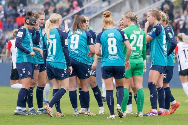 Google Pixel Frauen Bundesliga: Eintracht Frankfurt - 1. FC Köln, 09.11.2024 Kölner Spielerinnen beraten sich nach dem Tor Treffer zum 0:2 aus ihrer Sicht. Anna Gerhardt (1. FC Köln 21) & Adriana Achcinska (1. FC Köln 9) & Laura Vogt (1. FC Köln 8) & Josefine Osigus (1. FC Köln 24) & Celina Degen (1. FC Köln 5) & Nicole Billa (1. FC Köln 17) Krisenbesprhung, Krisenrat, Eintracht Frankfurt - 1. FC Köln, Frankfurt, Stadion am Brentanobad, 9.11.2024 Copyright: xBEAUTIFULxSPORTS Gawlikx