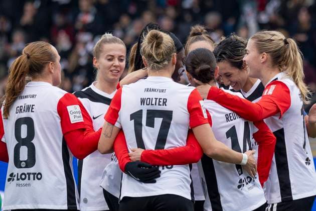Google Pixel Frauen Bundesliga: Eintracht Frankfurt - 1. FC Köln, 09.11.2024 Laura Freigang (Eintracht Frankfurt 10) hält Geraldine Reuteler (Eintracht Frankfurt 14) fest und freut sich mit ihr und Lara Prasnikar (Eintracht Frankfurt 7) nach dem Tor zum 3:0 & Lisanne Gräwe (Eintracht Frankfurt 8) & Pia-Sophie Wolter (Eintracht Frankfurt 17) & Sara Doorsoun (Eintracht Frankfurt 23) & Nina Lührßen Lührssen (Eintracht Frankfurt 11), , Eintracht Frankfurt - 1. FC Köln, Frankfurt, Stadion am Brentanobad, 9.11.2024 Copyright: xBEAUTIFULxSPORTS Gawlikx
