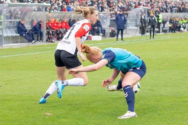 Google Pixel Frauen Bundesliga: Eintracht Frankfurt - 1. FC Köln, 09.11.2024 Lara Prasnikar (Eintracht Frankfurt 7) & Laura Vogt (1. FC Köln 8) im Zweikampf um den ball, Eintracht Frankfurt - 1. FC Köln, Frankfurt, Stadion am Brentanobad, 9.11.2024 Copyright: xBEAUTIFULxSPORTS Gawlikx