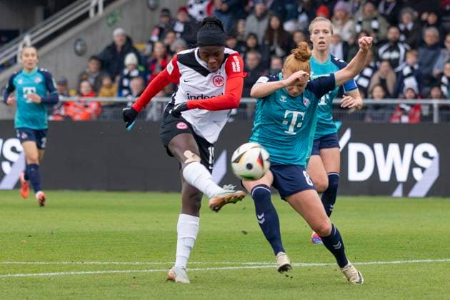 Google Pixel Frauen Bundesliga: Eintracht Frankfurt - 1. FC Köln, 09.11.2024 Nicole Anyomi (Eintracht Frankfurt 19) & Laura Vogt (1. FC Köln 8) im Zweikampf um den Ball & Nicole Anyomi (Eintracht Frankfurt 19) schießt auf das Tor, Eintracht Frankfurt - 1. FC Köln, Frankfurt, Stadion am Brentanobad, 9.11.2024 Copyright: xBEAUTIFULxSPORTS Gawlikx