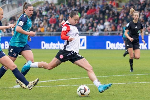 Google Pixel Frauen Bundesliga: Eintracht Frankfurt - 1. FC Köln, 09.11.2024 Geraldine Reuteler (Eintracht Frankfurt 14) beim Toischuss Abschluss als sie das Tor den Treffer zum 3:0 erzielt, Eintracht Frankfurt - 1. FC Köln, Frankfurt, Stadion am Brentanobad, 9.11.2024 Copyright: xBEAUTIFULxSPORTS Gawlikx