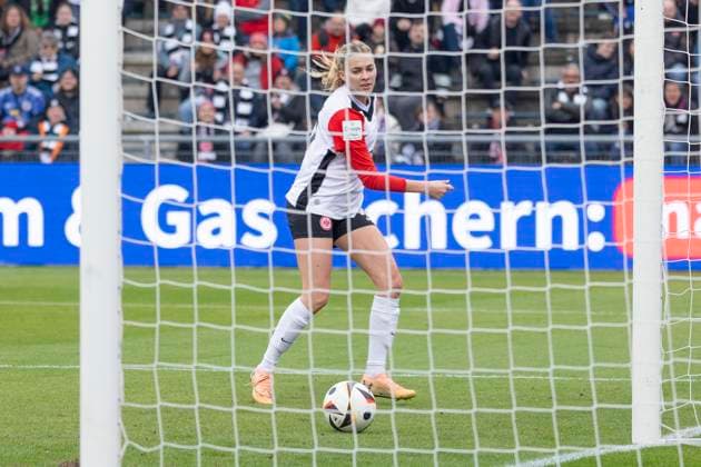 Google Pixel Frauen Bundesliga: Eintracht Frankfurt - 1. FC Köln, 09.11.2024 Laura Freigang (Eintracht Frankfurt 10) schiebt den Ball ins leere Tor zum 2:0 rein, Eintracht Frankfurt - 1. FC Köln, Frankfurt, Stadion am Brentanobad, 9.11.2024 Copyright: xBEAUTIFULxSPORTS Gawlikx
