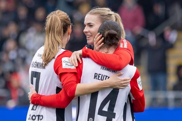Google Pixel Frauen Bundesliga: Eintracht Frankfurt - 1. FC Köln, 09.11.2024 Laura Freigang (Eintracht Frankfurt 10) hält Geraldine Reuteler (Eintracht Frankfurt 14) fest und freut sich mit ihr und Lara Prasnikar (Eintracht Frankfurt 7) nach dem Tor zum 3:0, Eintracht Frankfurt - 1. FC Köln, Frankfurt, Stadion am Brentanobad, 9.11.2024 Copyright: xBEAUTIFULxSPORTS Gawlikx