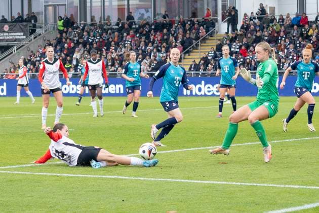 Google Pixel Frauen Bundesliga: Eintracht Frankfurt - 1. FC Köln, 09.11.2024 Geraldine Reuteler (Eintracht Frankfurt 14) versucht mit einer Grätsche an den Ball zu kommen und will Josefine Osigus (1. FC Köln 24) überwinden, Eintracht Frankfurt - 1. FC Köln, Frankfurt, Stadion am Brentanobad, 9.11.2024 Copyright: xBEAUTIFULxSPORTS Gawlikx