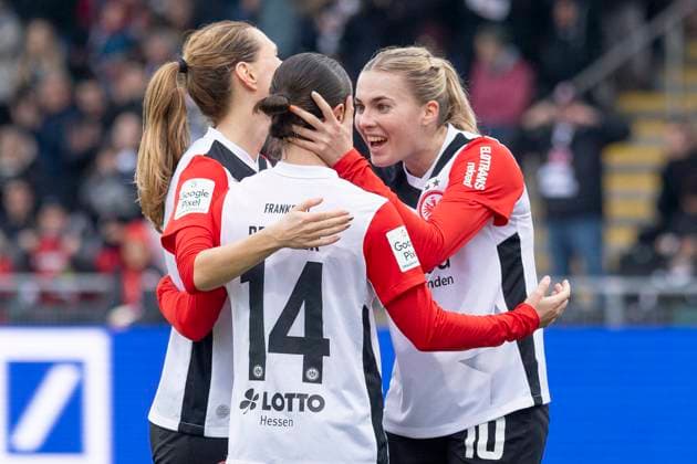 Google Pixel Frauen Bundesliga: Eintracht Frankfurt - 1. FC Köln, 09.11.2024 Laura Freigang (Eintracht Frankfurt 10) hält Geraldine Reuteler (Eintracht Frankfurt 14) fest und freut sich mit ihr und Lara Prasnikar (Eintracht Frankfurt 7) nach dem Tor zum 3:0, Eintracht Frankfurt - 1. FC Köln, Frankfurt, Stadion am Brentanobad, 9.11.2024 Copyright: xBEAUTIFULxSPORTS Gawlikx