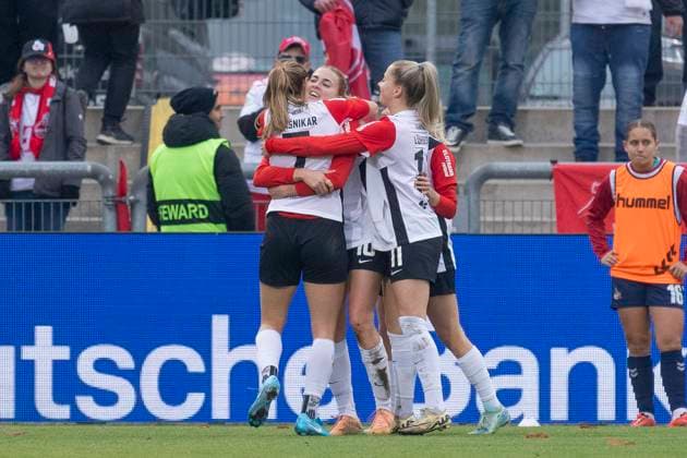 Google Pixel Frauen Bundesliga: Eintracht Frankfurt - 1. FC Köln, 09.11.2024 Laura Freigang (Eintracht Frankfurt 10) erzielte das 5:0 und ihr drittes Tor des Tages - feiert mit Lara Prasnikar (Eintracht Frankfurt 7) & Nina Lührßen Lührssen (Eintracht Frankfurt 11), Eintracht Frankfurt - 1. FC Köln, Frankfurt, Stadion am Brentanobad, 9.11.2024 Copyright: xBEAUTIFULxSPORTS Gawlikx