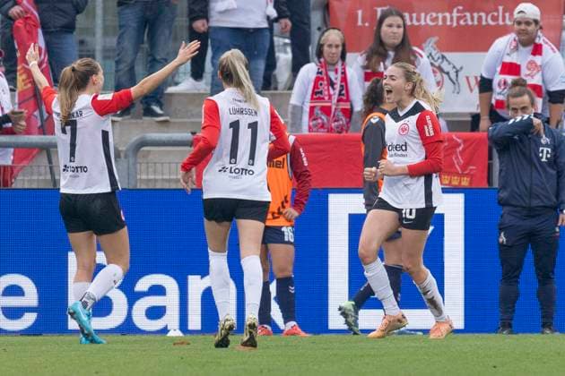 Google Pixel Frauen Bundesliga: Eintracht Frankfurt - 1. FC Köln, 09.11.2024 Laura Freigang (Eintracht Frankfurt 10) erzielte das 5:0 und ihr drittes Tor des Tages - feiert mit Lara Prasnikar (Eintracht Frankfurt 7) & Nina Lührßen Lührssen (Eintracht Frankfurt 11), Eintracht Frankfurt - 1. FC Köln, Frankfurt, Stadion am Brentanobad, 9.11.2024 Copyright: xBEAUTIFULxSPORTS Gawlikx