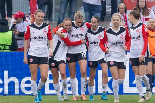 Google Pixel Frauen Bundesliga: Eintracht Frankfurt - 1. FC Köln, 09.11.2024 Laura Freigang (Eintracht Frankfurt 10) erzielte das Tor den Treffer zum 5:0 und ihren dritten Treffer ihr drittes Tor - hat Lisanne Gräwe (Eintracht Frankfurt 8) & Geraldine Reuteler (Eintracht Frankfurt 14) in den Armen, Eintracht Frankfurt - 1. FC Köln, Frankfurt, Stadion am Brentanobad, 9.11.2024 Copyright: xBEAUTIFULxSPORTS Gawlikx