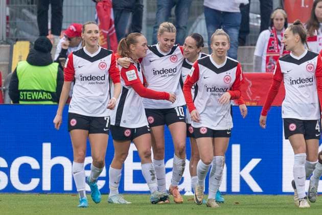 Google Pixel Frauen Bundesliga: Eintracht Frankfurt - 1. FC Köln, 09.11.2024 Laura Freigang (Eintracht Frankfurt 10) erzielte das Tor den Treffer zum 5:0 und ihren dritten Treffer ihr drittes Tor - hat Lisanne Gräwe (Eintracht Frankfurt 8) & Geraldine Reuteler (Eintracht Frankfurt 14) in den Armen, Eintracht Frankfurt - 1. FC Köln, Frankfurt, Stadion am Brentanobad, 9.11.2024 Copyright: xBEAUTIFULxSPORTS Gawlikx