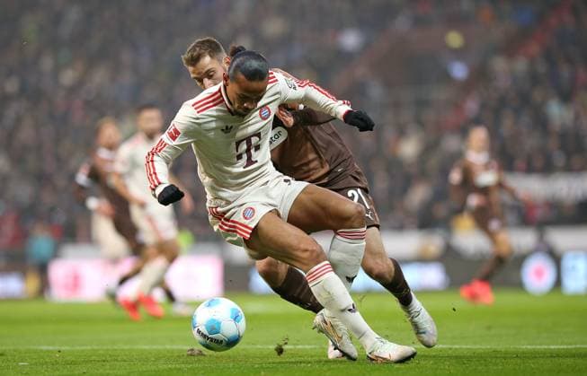Sport Themen der Woche KW45 Sport Bilder des Tages 09.11.2024, Fussball 1. Bundesliga 2024 2025, 10. Spieltag, FC St. Pauli - FC Bayern München, im Millerntor-Stadion Hamburg. (L-R) Leroy Sane (Bayern München) gegen Lars Ritzka (FC St. Pauli) ***DFL and DFB regulations prohibit any use of photographs as image sequences and or quasi-video.*** *** 09 11 2024, Soccer 1 Bundesliga 2024 2025, Matchday 10, FC St Pauli FC Bayern Munich, at Millerntor Stadion Hamburg L R Leroy Sane Bayern Munich vs Lars Ritzka FC St Pauli DFL and DFB regulations prohibit any use of photographs as image sequences and or quasi video